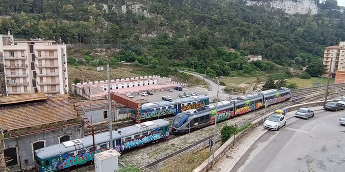 Viaggiano i treni storici delle Ferrovie dello Stato: fermate a Modica, Pozzallo, Ispica e Scicli. Una iniziativa che piace molto