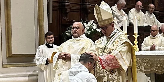 Don Mario Modica è stato ordinato sacerdote dal Vescovo di Ragusa La Placa, rinnovando un rito che non si celebrava da oltre 3 anni