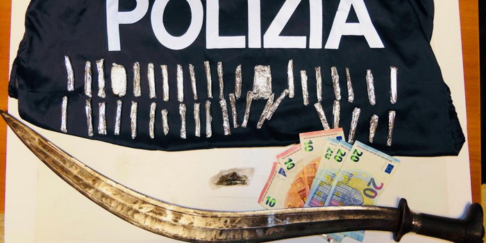 Gli spacciatori di droga con la scimitarra araba a Vittoria: arrestati 2 stranieri di 27 e 34 anni che detenevano illegalmente l’arma bianca