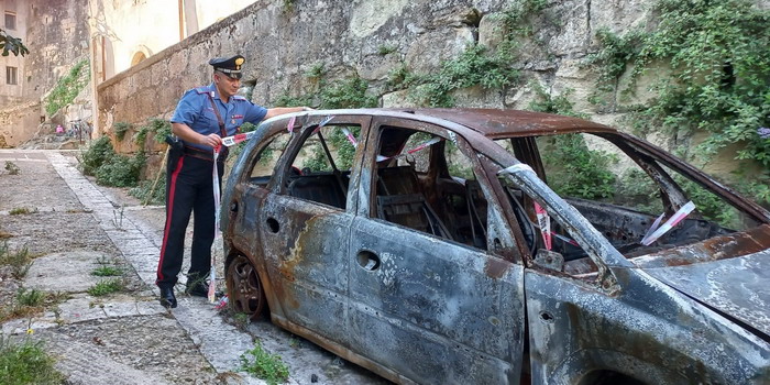 Avevano incendiato nella notte un’auto parcheggiata a Ragusa Ibla per ritorsione al proprietario: arrestati un ragusano e 2 gelesi