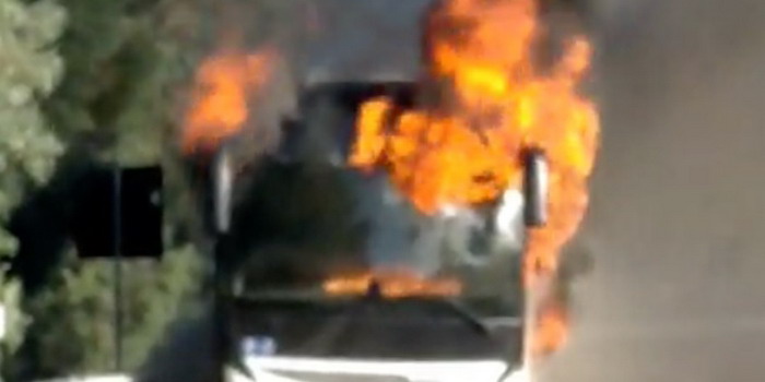 Momenti di paura sulla Palermo Catania: un autobus dell’Ast in servizio da Modica è stato avvolto dalle fiamme sull’autostrada