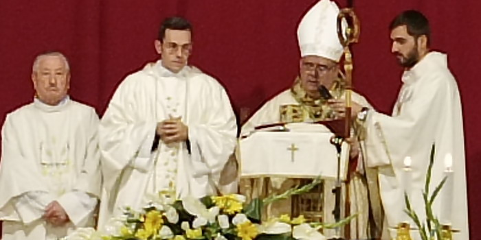 La parrocchia di Sant’Anna accoglie il nuovo parroco Don Crescenzio. Il Vescovo Rumeo: “Per una comunità viva ci vuole un sacerdote morto”