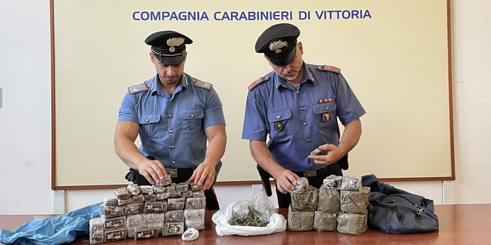 Quasi 17 chili tra hashish e marijuana nascosti in 2 borsoni nel bagno: avrebbero fruttato 170.000 euro. Arrestato 56enne di Vittoria
