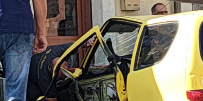 VIDEO Anziana al volante di una Fiat 600 gialla sbanda in via Nazionale e si schianta a muro