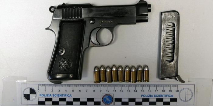Un incensurato di 45 anni nascondeva in casa a Vittoria una pistola calibro 7,65 con matricola cancellata e munizioni. Arrestato
