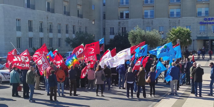 Finanziaria da bocciare: lavoratori manifestano davanti all’ospedale Giovanni Paolo II di Ragusa