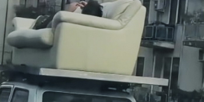 Ragazzo in giro per Catania sdraiato su un divano caricato sul tetto di una Panda