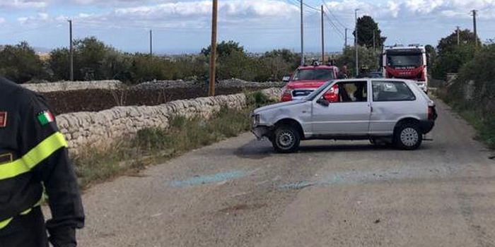 Al volante della sua Fiat Uno va in testacoda e si schianta a muro a Modica: automobilista “miracolato”