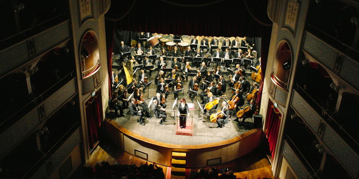 L’orchestra del Bellini di Catania aprirà domenica a Modica la stagione musicale del Teatro Garibaldi. Dirige il maestro Bisatti