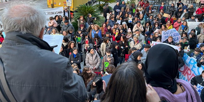 “Giù le mani dalla nostra scuola”: partecipata protesta a Modica sul dimensionamento scolastico con docenti, alunni e genitori in piazza
