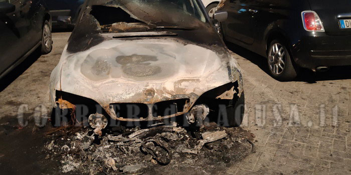 Auto in fiamme nella notte a Modica nel parcheggio di via Tirella: nessun ferito, il mezzo è andato distrutto