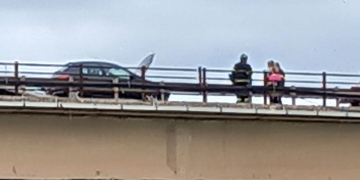 VIDEO Auto in fiamme sul viadotto a Modica: nessuno si ferma a prestare soccorso e anzi suonano all’automobilista in difficoltà