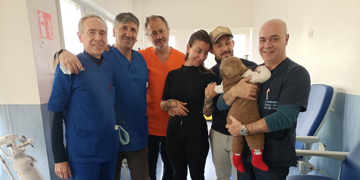 Bimbo rischia di morire soffocato a 8 mesi a causa di un giocattolo: salvato in extremis. Il Natale speciale di Mattia, finalmente a casa