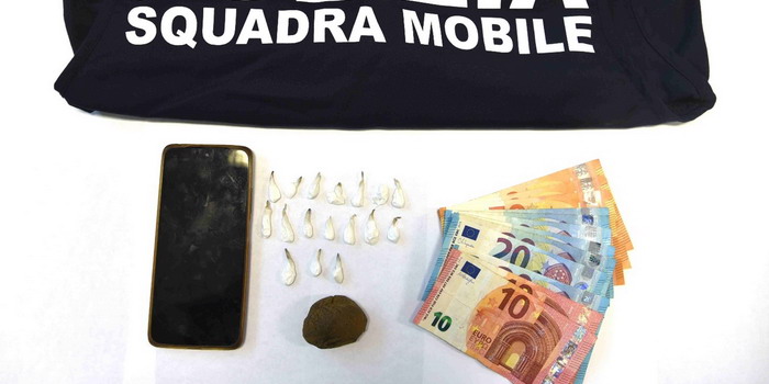 Straniero 22enne in auto a Ragusa con 17 “palline” di cocaina e “sfera” di hashish in auto: arrestato e già libero