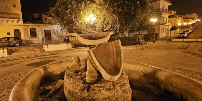 Distrutta nella notte di Capodanno la fontana monumentale di San Biagio in piazza Bruno a Vittoria. Il sindaco Aiello: “La pagheranno”