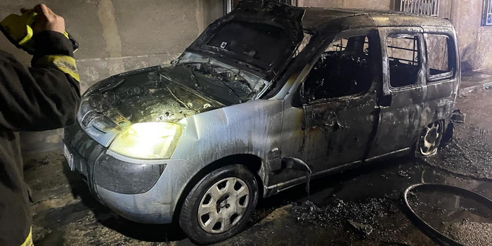 Un incendio notturno ha distrutto un furgone parcheggiato in via Pertini a Vittoria. Danneggiata anche l’abitazione del proprietario