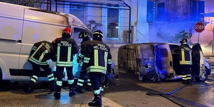 Paura nella notte in via Duca degli Abruzzi a Ispica: dati alle fiamme 2 furgoni di una agenzia funebre