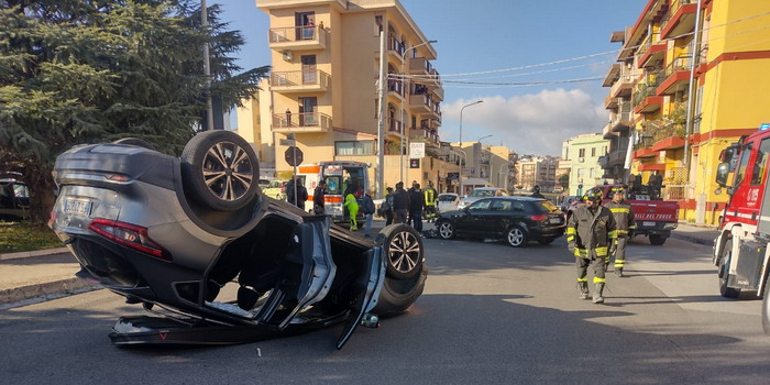 Una Nissan Qashqai si capovolge in via Zama a Ragusa dopo lo scontro con un’Audi. Ci sono feriti