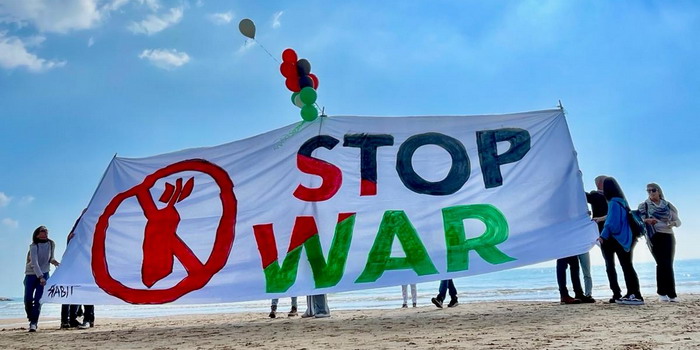 Dalla spiaggia di Marina di Ragusa a quella di Gaza: flash mob contro il genocidio in Palestina