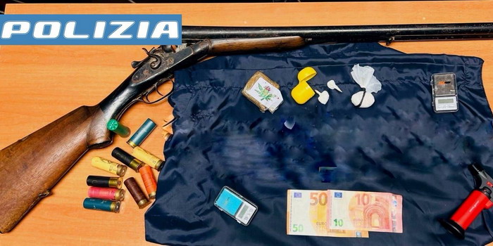 Era in possesso di cocaina, hashish e un fucile calibro 12 detenuto illegalmente: arrestato 24enne