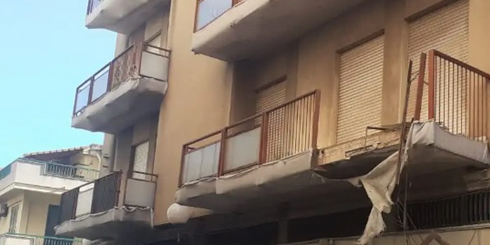 L’autista di un camion non calcola l’altezza del suo mezzo pesante e demolisce il balcone di una casa