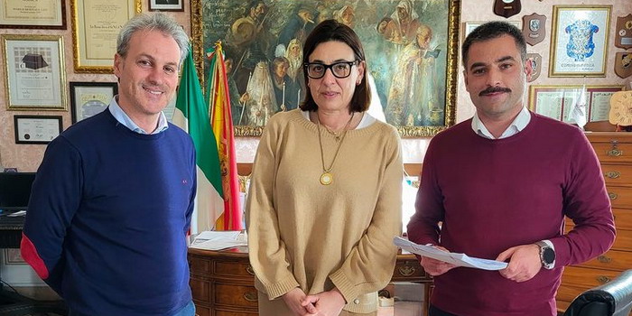 Consegnata al sindaco Monisteri la raccolta firme con quasi mille adesioni per il futuro del centro storico di Modica. #IdeaForza