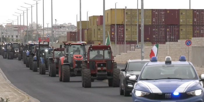 Un centinaio di trattori da Modica a Pozzallo in corteo per la protesta degli agricoltori