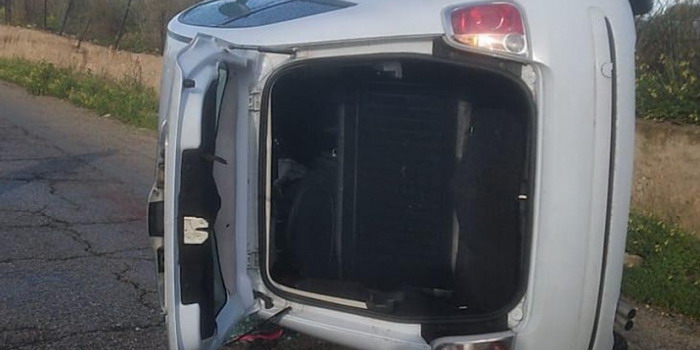 Una Fiat 500 ha capottato sulla Vittoria Scoglitti, ferito l’uomo alla guida. Sul posto la polizia locale