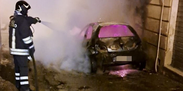 Auto in fiamme nella notte in pieno centro storico a Ragusa. La pista privilegiata è quella dolosa
