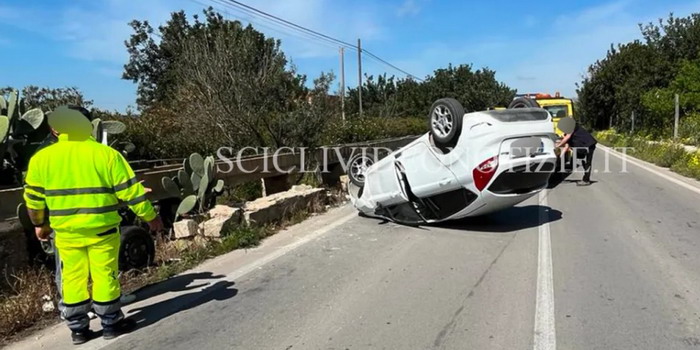 Auto impatta sul muro e si ribalta lungo la Cava d’Aliga Arizza: ferita una donna trasportata in ospedale