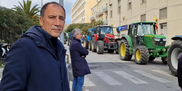 Continua la protesta di agricoltori e allevatori con i loro trattori in corteo a Ragusa