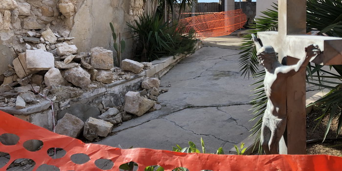 Al cimitero di Ispica muro perimetrale danneggiato dopo il crollo e illuminazione fatiscente