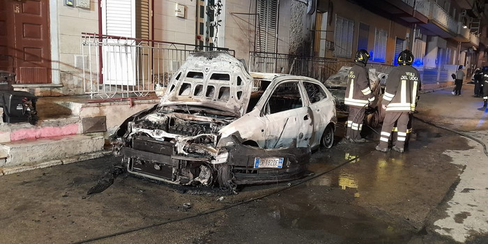 A fuoco 2 auto in sosta a Pozzallo, le fiamme danneggiano la rete del metano. Una famiglia evacuata
