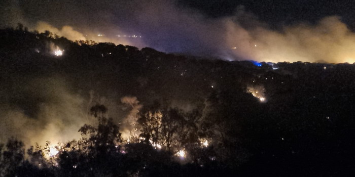 Inferno di fuoco a Randello: alte fiamme alimentate dal forte vento. Pompieri in azione