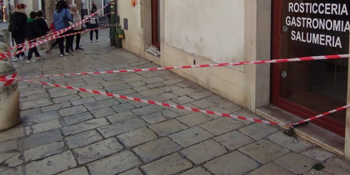Si stacca un pezzo di cornicione che colpisce 2 coniugi in piazza Santa Teresa a Modica Alta nel corso della festa di San Giorgio