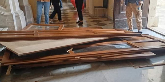 Tragedia sfiorata a Pozzallo: crollo della vetrata in municipio a causa del forte vento. Nessun ferito