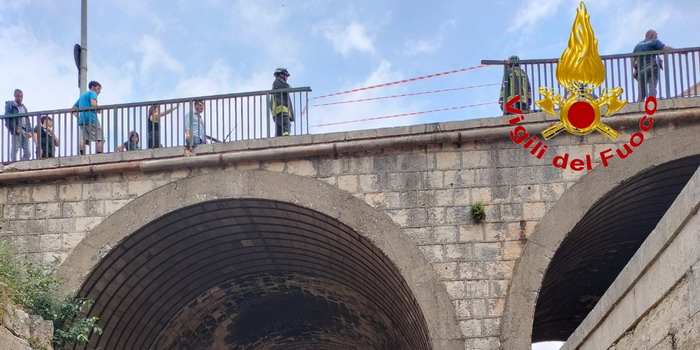 VIDEO Auto precipitata dal ponte vicino al trivio Cucinello e piombata sui binari a Ragusa