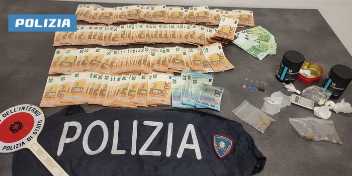 Centrale della droga a Ispica sorvegliata da telecamere e in cui spacciava una giovane coppia: trovati cocaina e hashish e 8.700 euro