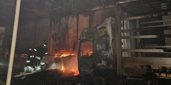 Inferno di fuoco giovedì sera ad Acate: in fiamme mezzi da lavoro di una azienda di scavi