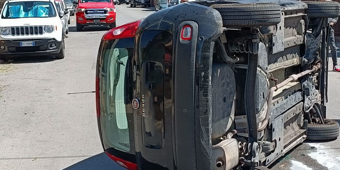 Incidente stradale in via Pietro Nenni a Modica: una Panda nera si ribalta, ferita una donna