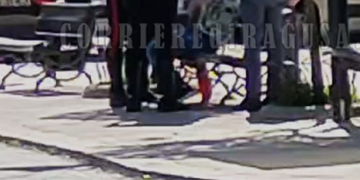 Modicano con coltello urla e minaccia di ferirsi in centro: arrivano polizia e carabinieri