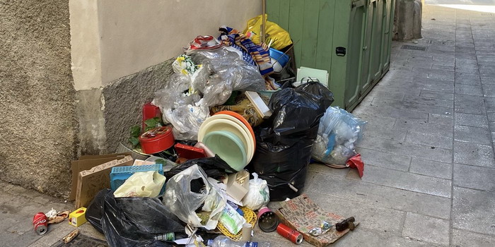 Lo “sporcaccione” della porta accanto che scaricava rifiuti in centro storico a Modica: individuato e sanzionato dalla polizia locale
