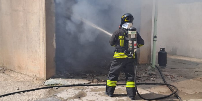 Incendio in un garage a Pedalino. Fiamme spente dai vigili del fuoco con 2 autobotti