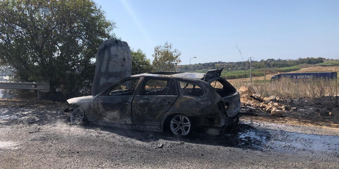 Una Bmw station wagon va in fiamme sulla Modica Pozzallo e viene completamente distrutta. Si salva il conducente