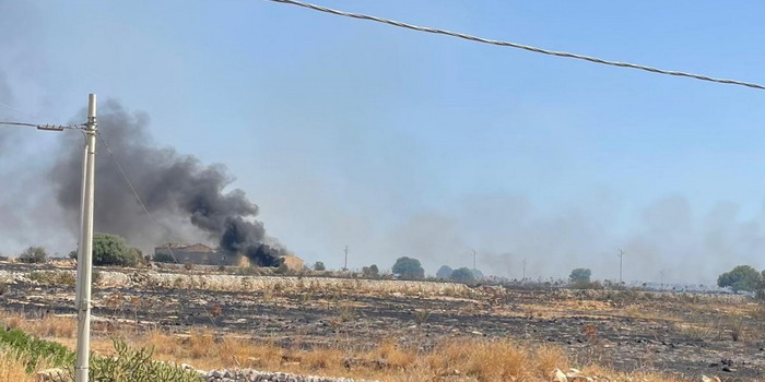 Allarme tra i residenti di Marina di Modica per l’incendio che ha coinvolto dei terreni di contrada Ciarciolo e che minacciava le case