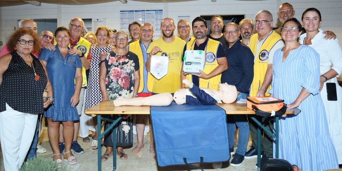 La spiaggia di Maganuco diventa cardioprotetta grazie al Lions Club