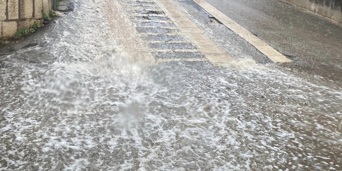 Temporale con pioggia fitta, vento forte, tuoni e copiosa grandinata