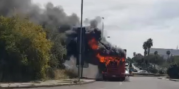 La cabina di un camion ha improvvisamente preso fuoco nella zona industriale di Ragusa. Rapido intervento dei pompieri