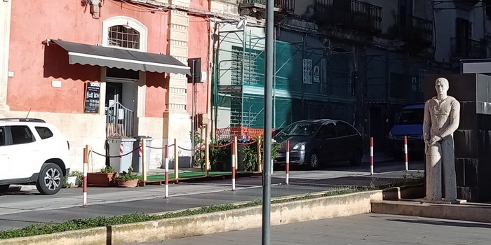 Furto al bistrot Bunch in centro a Ragusa: un ladro frantuma con un mattone il vetro della porta d’ingresso, ferendosi. Bottino di 70 euro