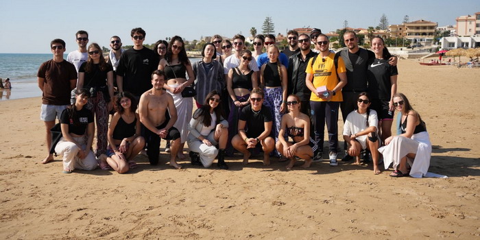 30 studenti di 5 nazioni hanno ripulito la spiaggia di Marina di Modica da chili di rifiuti portati dal mare